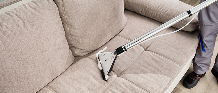 Como fazer mistura para limpar sofá? 